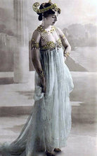 Laden Sie das Bild in den Galerie-Viewer, Mata Hari Porträt - Original Gusswerk