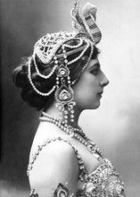Laden Sie das Bild in den Galerie-Viewer, Mata Hari Porträt - Original Gusswerk