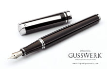 Laden Sie das Bild in den Galerie-Viewer, David Livingstone Füller - Original Gusswerk aus Metall gefertigter exklusiver Füller in elegantem Schwarz, kombiniert mit Chrom. Feder aus Edelstahl mit der Schriftstäre F