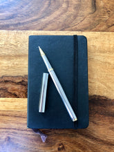 Laden Sie das Bild in den Galerie-Viewer, Slim chrom/gold X-Pen Tintenroller auf Moleskin