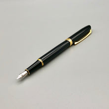 Laden Sie das Bild in den Galerie-Viewer, Legend schwarz/gold X-Pen Füller - Original Gusswerk Online Shop