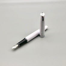Laden Sie das Bild in den Galerie-Viewer, Legend weiß/chrom X-Pen Füller