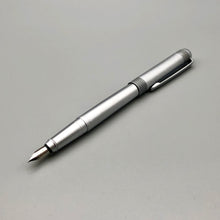 Laden Sie das Bild in den Galerie-Viewer, Matrix silber/chrom X-Pen Füller