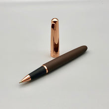 Laden Sie das Bild in den Galerie-Viewer, Crown rotgold/braun X-Pen Tintenroller