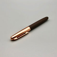 Laden Sie das Bild in den Galerie-Viewer, Crown rotgold/braun X-Pen Tintenroller