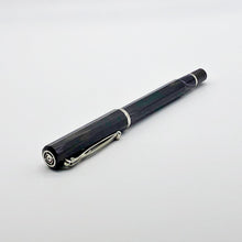 Laden Sie das Bild in den Galerie-Viewer, Cleo Skribent EBONITE blackpurple Tintenroller geschlossen