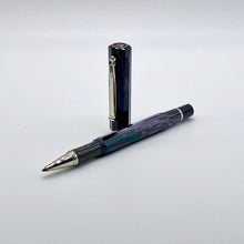 Laden Sie das Bild in den Galerie-Viewer, Cleo Skribent EBONITE blackpurple Tintenroller offen