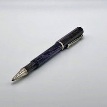 Laden Sie das Bild in den Galerie-Viewer, Cleo Skribent EBONITE blackpurple Tintenroller gesteckt