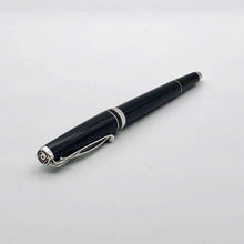 Laden Sie das Bild in den Galerie-Viewer, Cleo Skribent PLATINUM schwarz Füller geschl. schräg