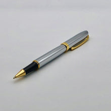Laden Sie das Bild in den Galerie-Viewer, Legend chrom/gold X-Pen Tintenroller gesteckt