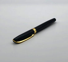 Laden Sie das Bild in den Galerie-Viewer, Legend schwarz/gold X-Pen Tintenroller geschl schräg